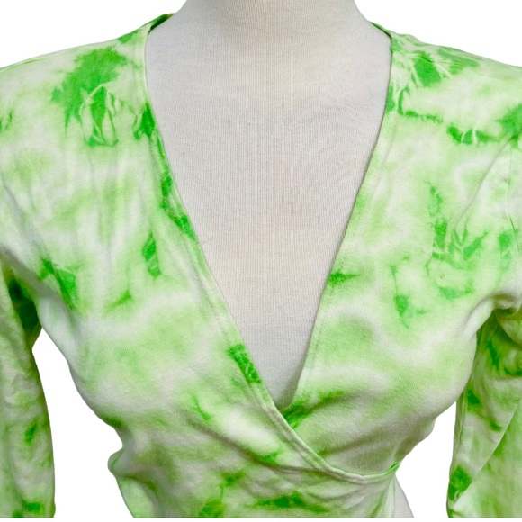 VINTAGE Suzie Where Y2K Green and White Tie Dye Wrap Front Shirt Women’s Medium - Picture 2 of 8